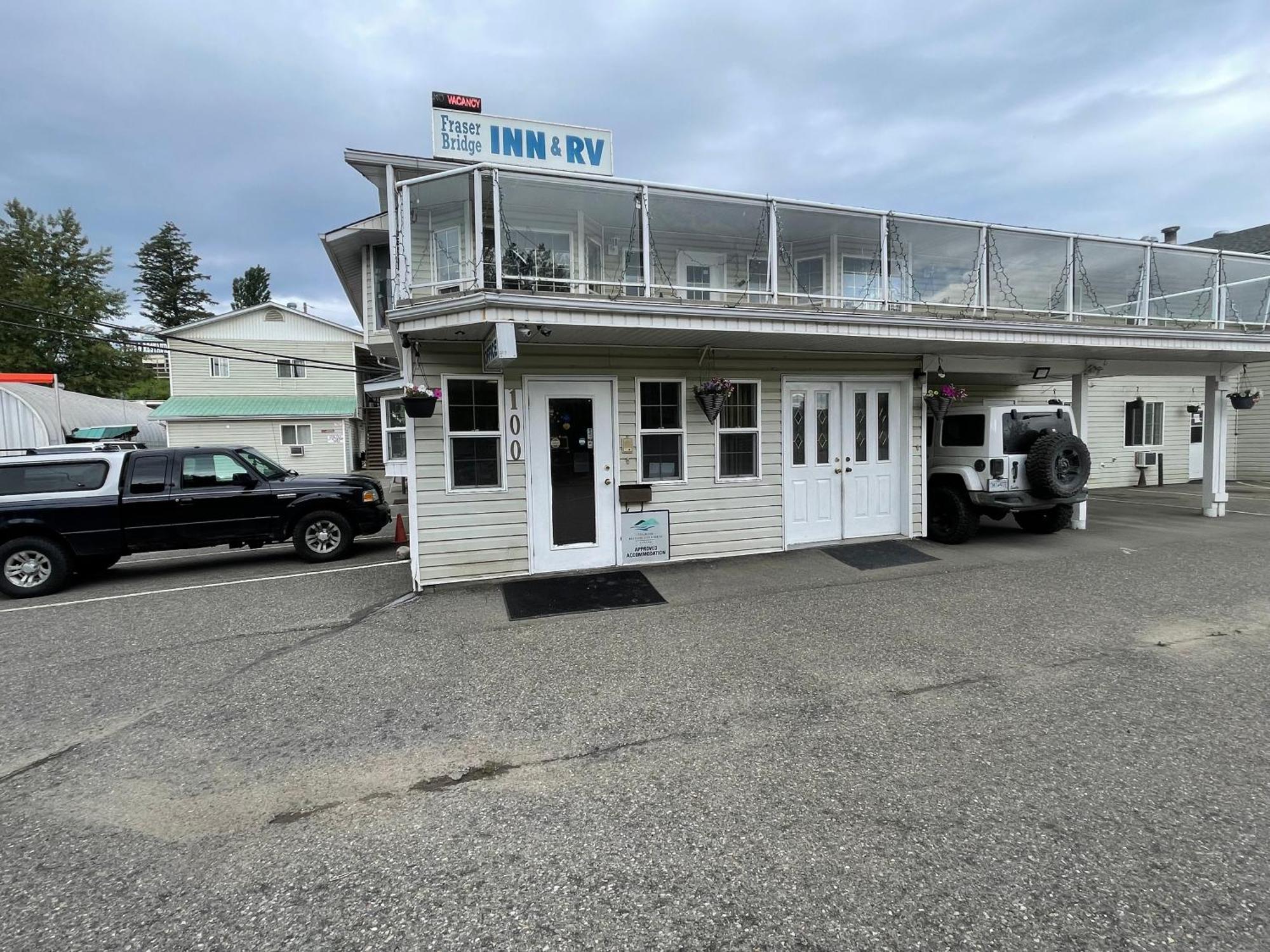 Fraser Bridge Inn Кунел Екстериор снимка