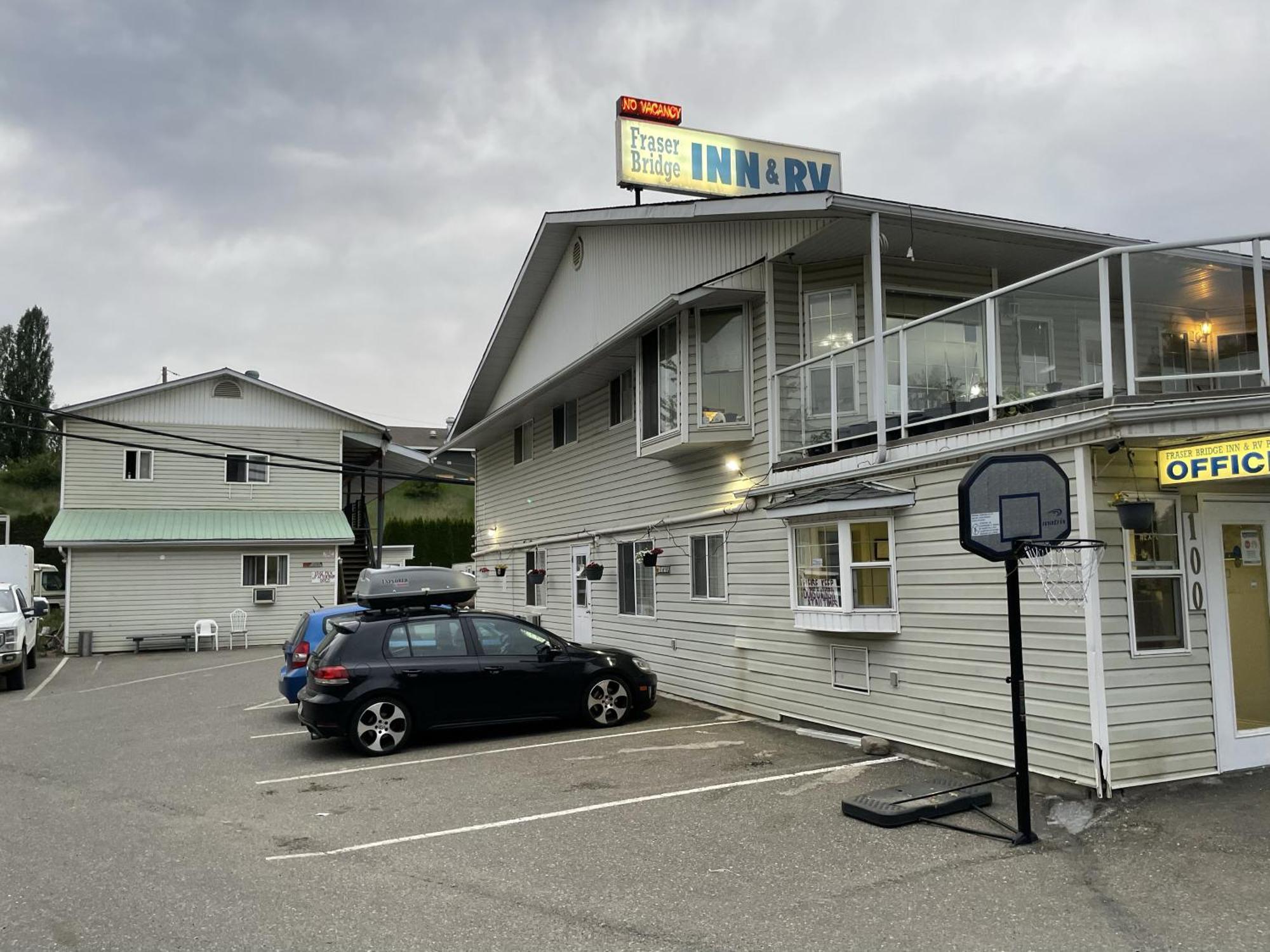 Fraser Bridge Inn Кунел Екстериор снимка