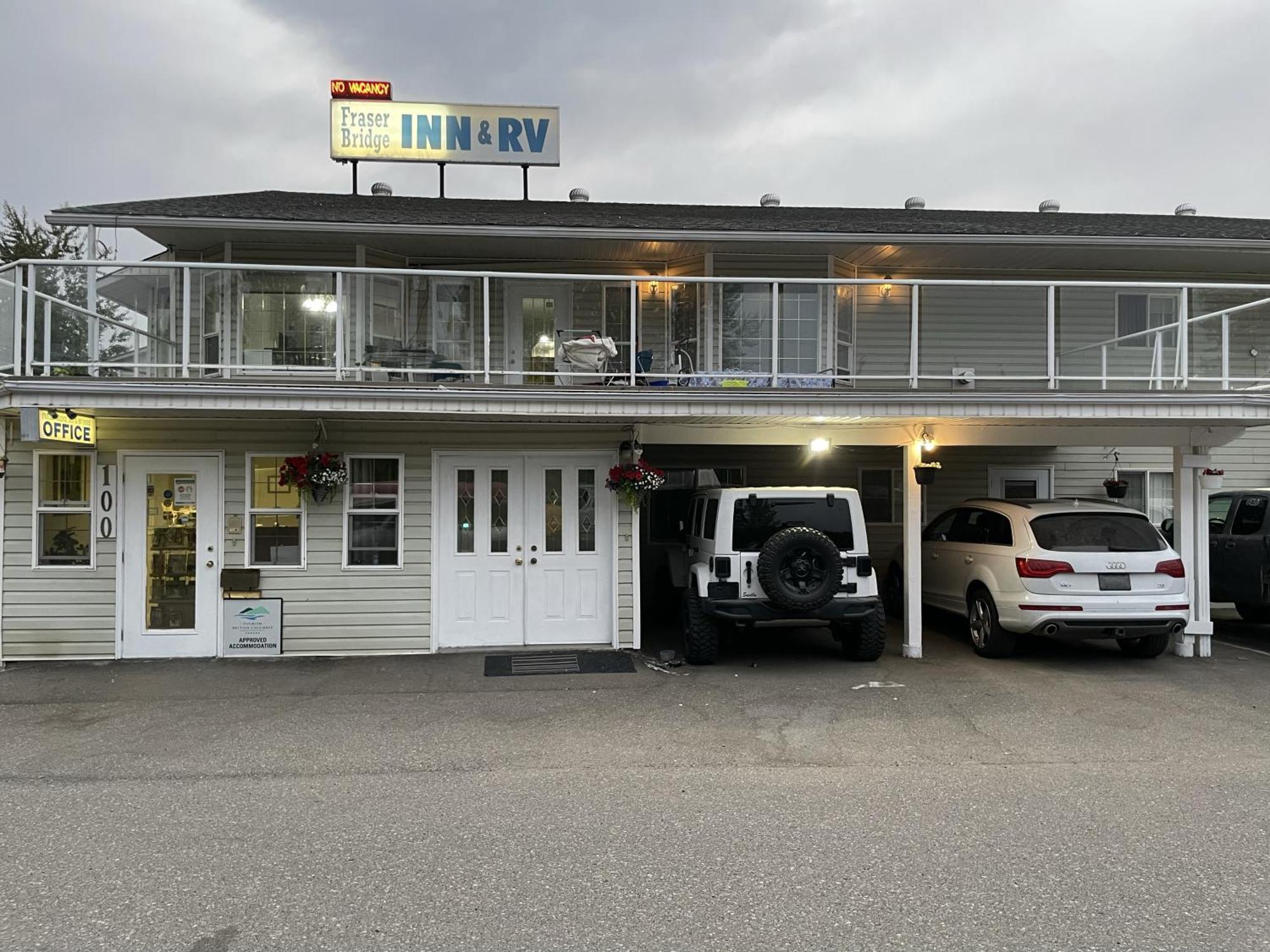 Fraser Bridge Inn Кунел Екстериор снимка