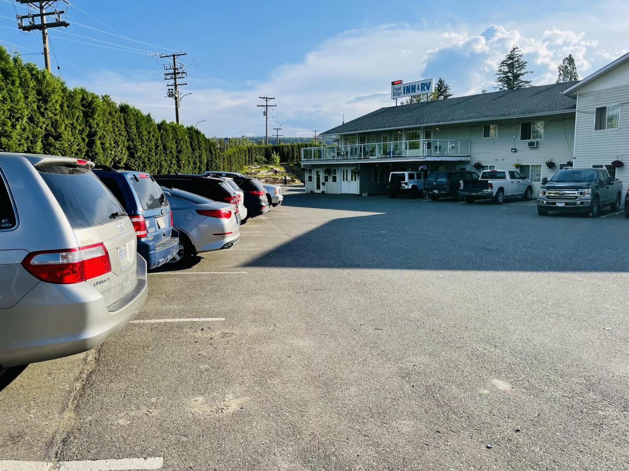 Fraser Bridge Inn Кунел Екстериор снимка